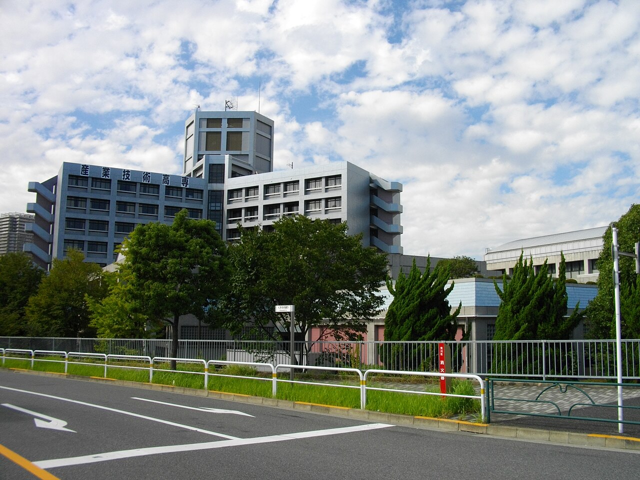 高専卒業後の進路は3つ？就職・大学編入・専攻科を徹底比較