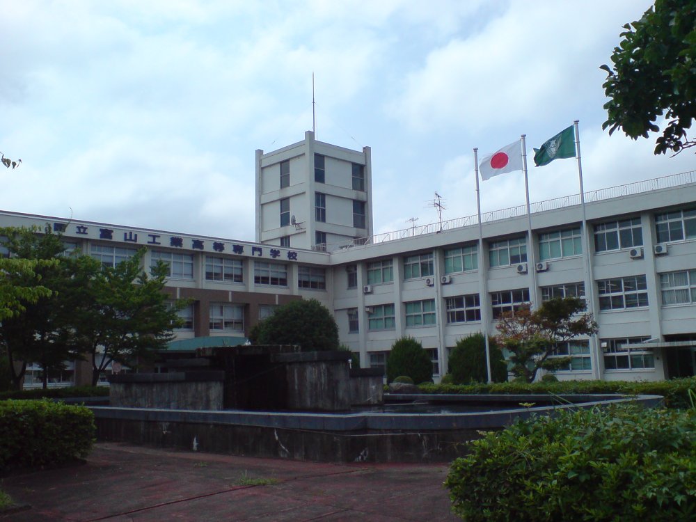 富山高専のキャンパス外観