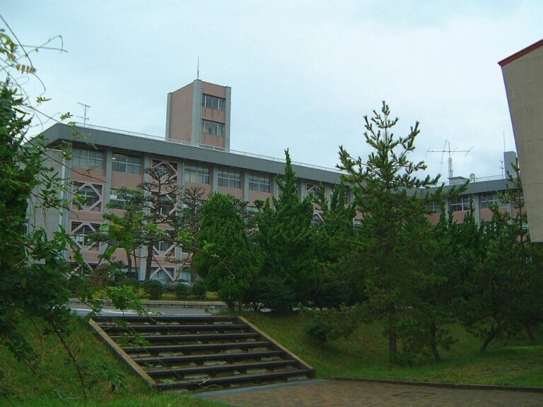 石川高専のキャンパス外観