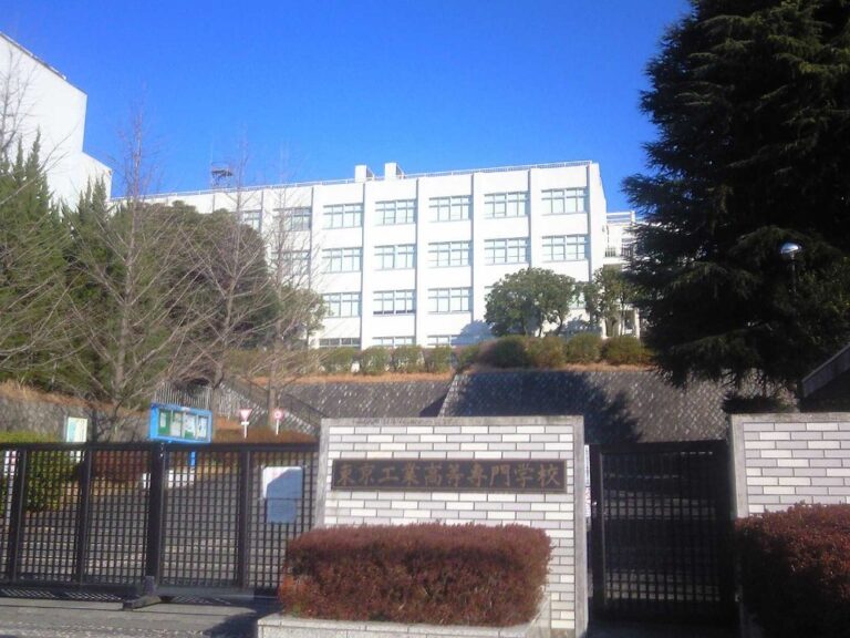 東京高専の正門